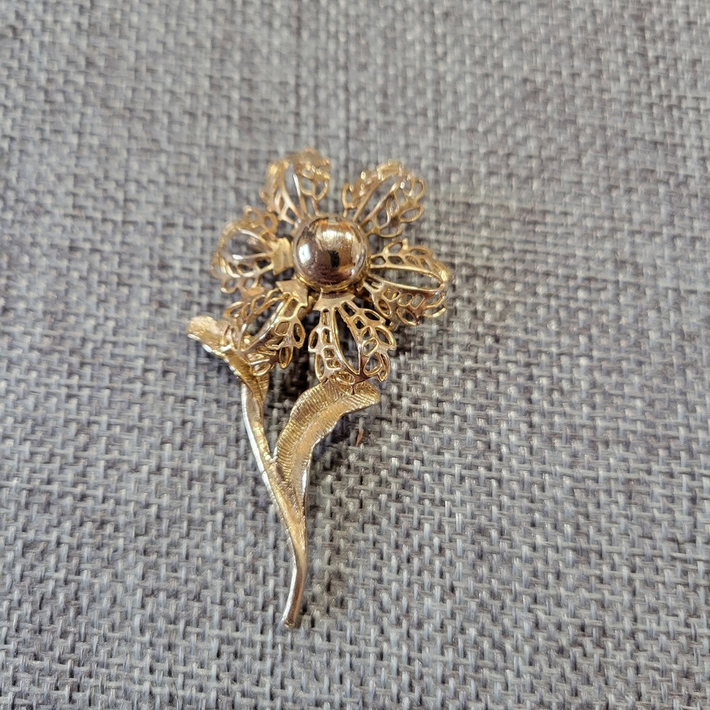 Elegant Gold Flower Brooch